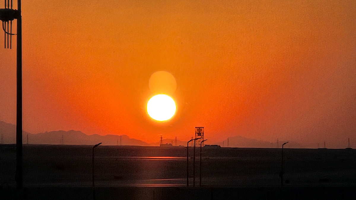 Солнце заходит над взлётной полосой