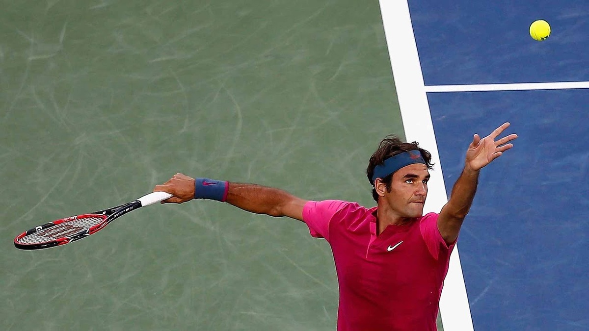 Роджер Федерер на подаче