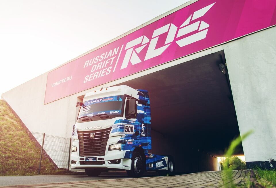    КАМАЗ представил свой первый дрифт-грузовикКАМАЗ-мастер