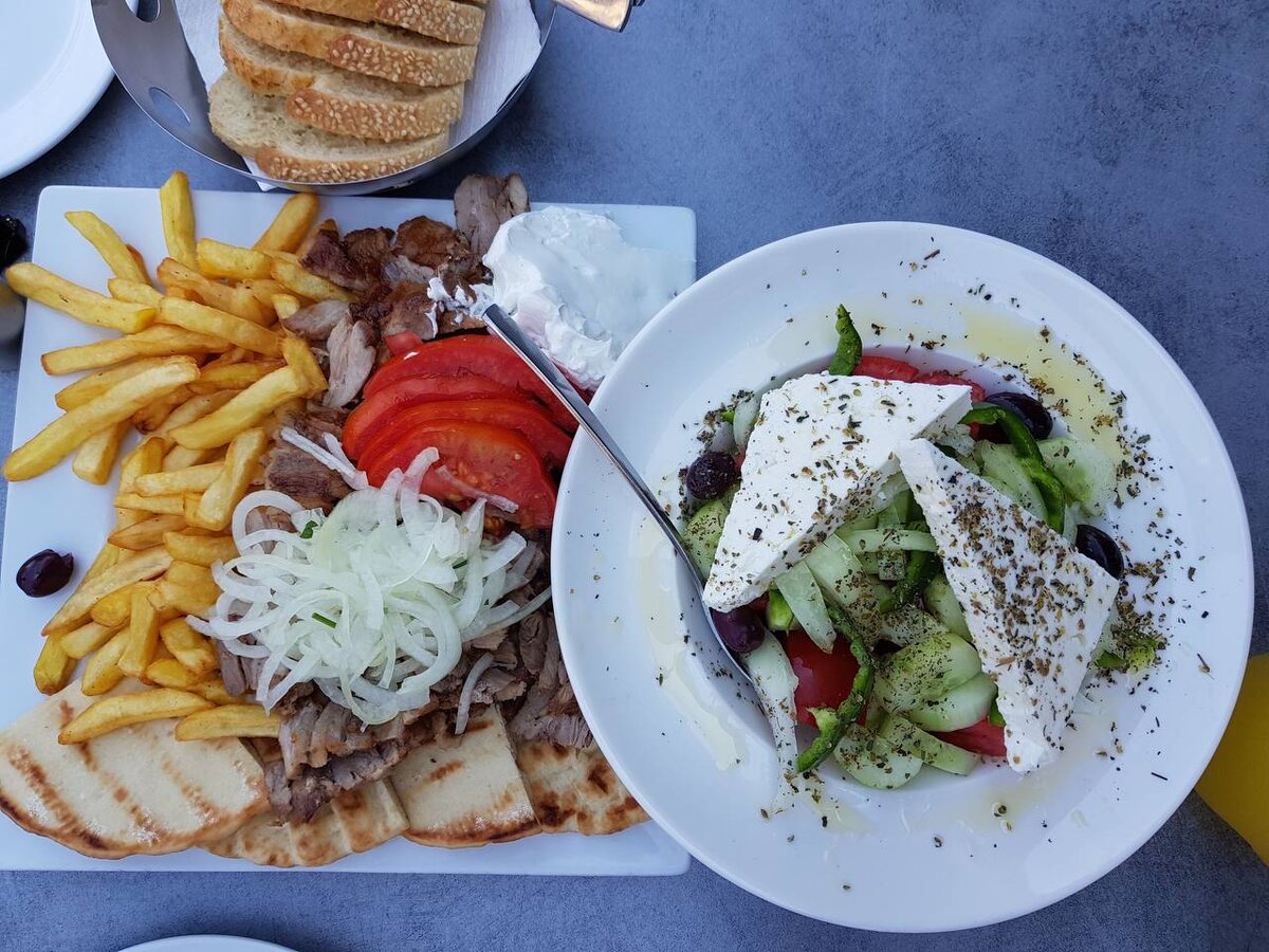 Греческий гирос и греческий салат