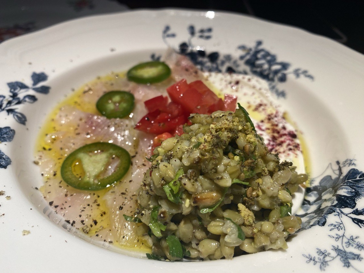 Крудо из сибаса с салатом из подкопченной фрике, мяты и кинзы