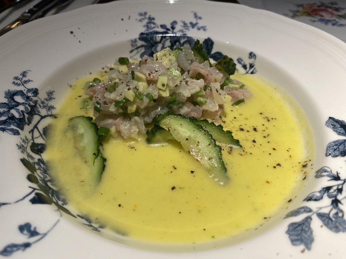 Тартар с гаспаччо из желтых томатов, болгарского перца, огурца и феты