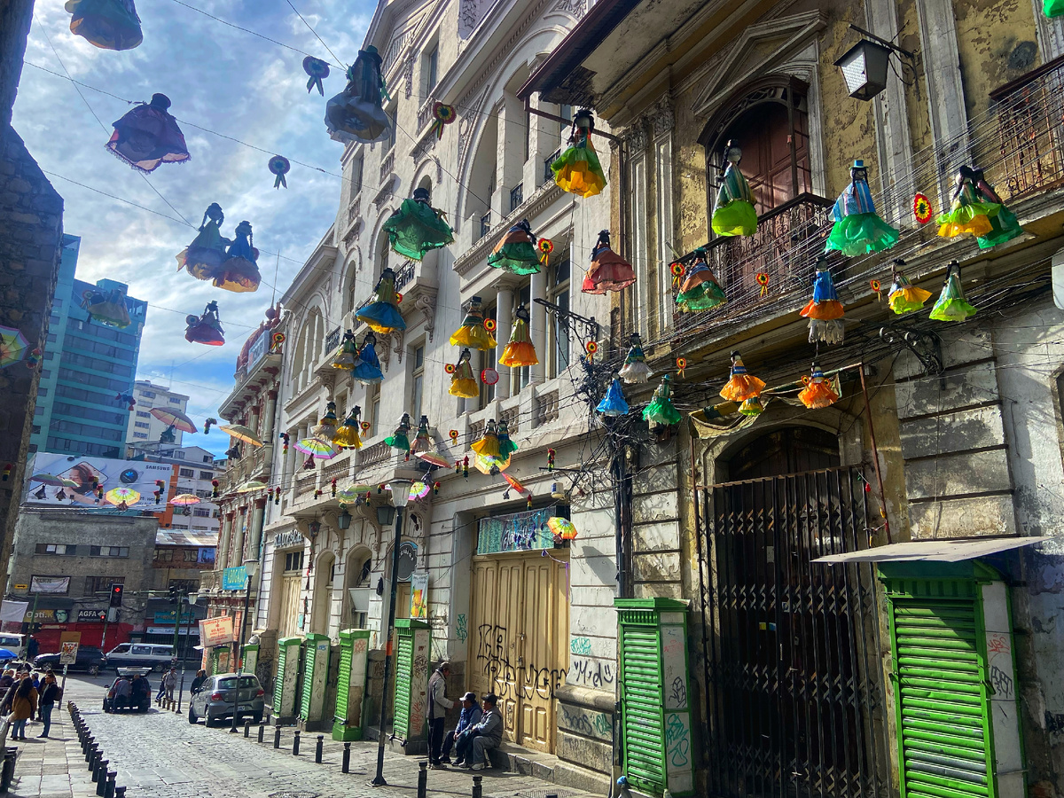 Над этой улицей развесили кукол для украшения