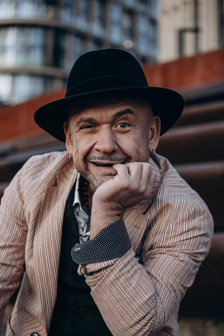 Александр Алексеевич Морозов (род. 16 июля 1973, Куйбышев, СССР) — российский артист эстрады, актёр, педагог, юморист, клоун, телеведущий