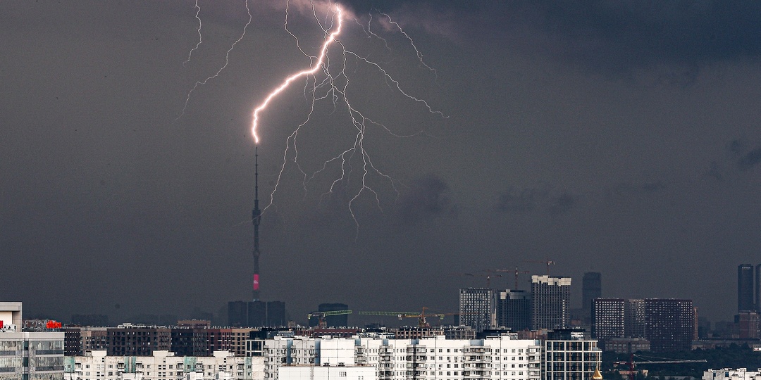 Выключите телевизор и отойдите от окон. Как вести себя во время грозы дома и на улице: советы МЧС