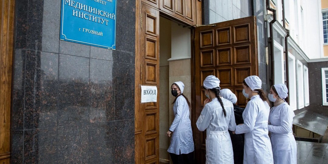 Учиться на врачей — теперь удел богатых. Сколько стоит стать хорошим доктором?