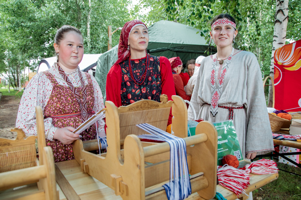    Летом россияне бросились скупать вязаные косынки кроше со славянскими мотивами