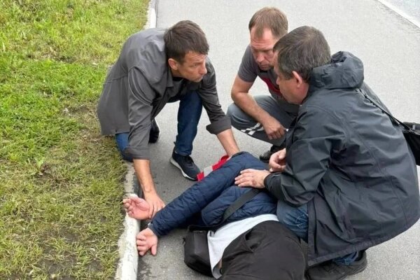 Сергей Семак помогает человеку с эпилепсией. Обложка © Telegram / «Журнал Зенитовца»