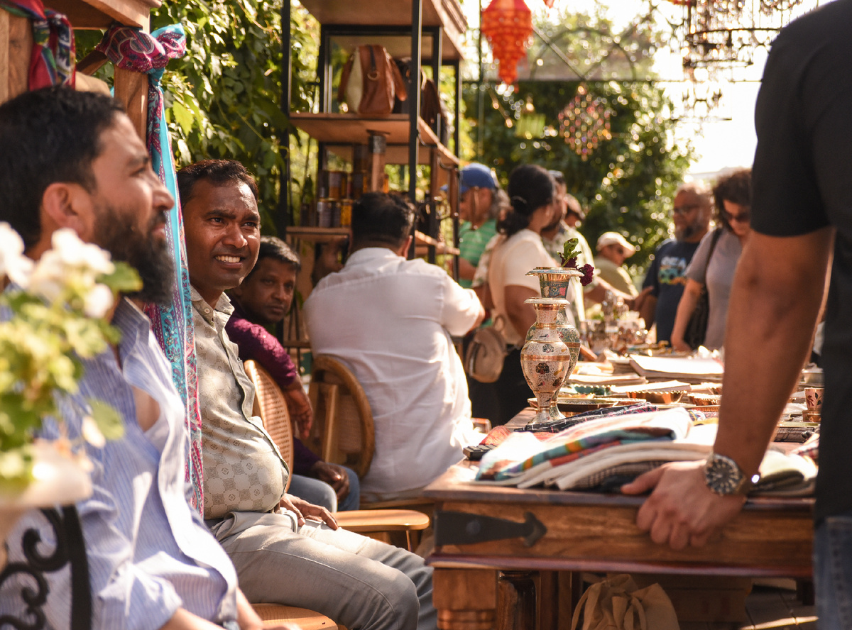 Во многих палатках продажей товаров занимались сами индусы 