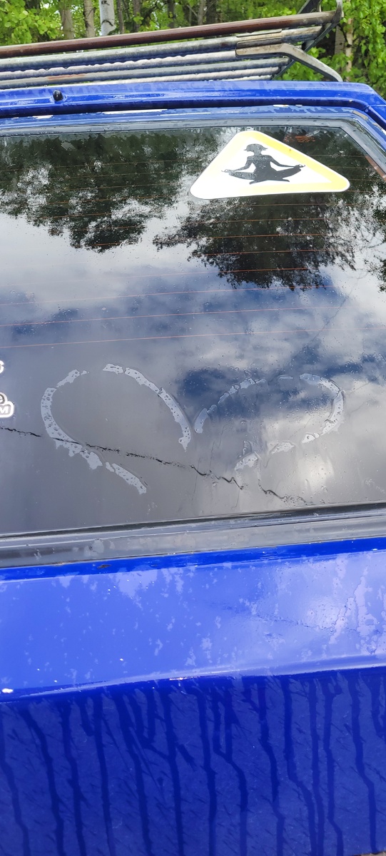 Кто-то нарисовал сердечко. Люблю свою машину не только я похоже))