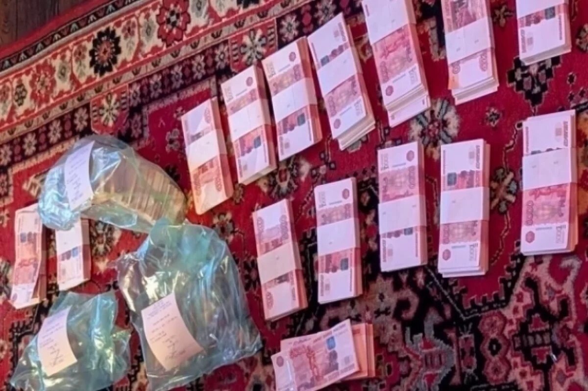    Двух иностранцев осудят в Новосибирске за вымогательство денег у сутенерши