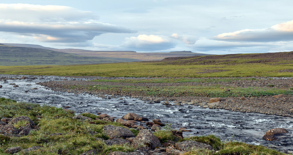 На территории плато находится Путоранский заповедник, который входит в список всемирного наследия ЮНЕСКО. И это неудивительно: пейзажи здесь фантастические, а природа — чистая и нетронутая. Фото: bo / Яндекс Карты