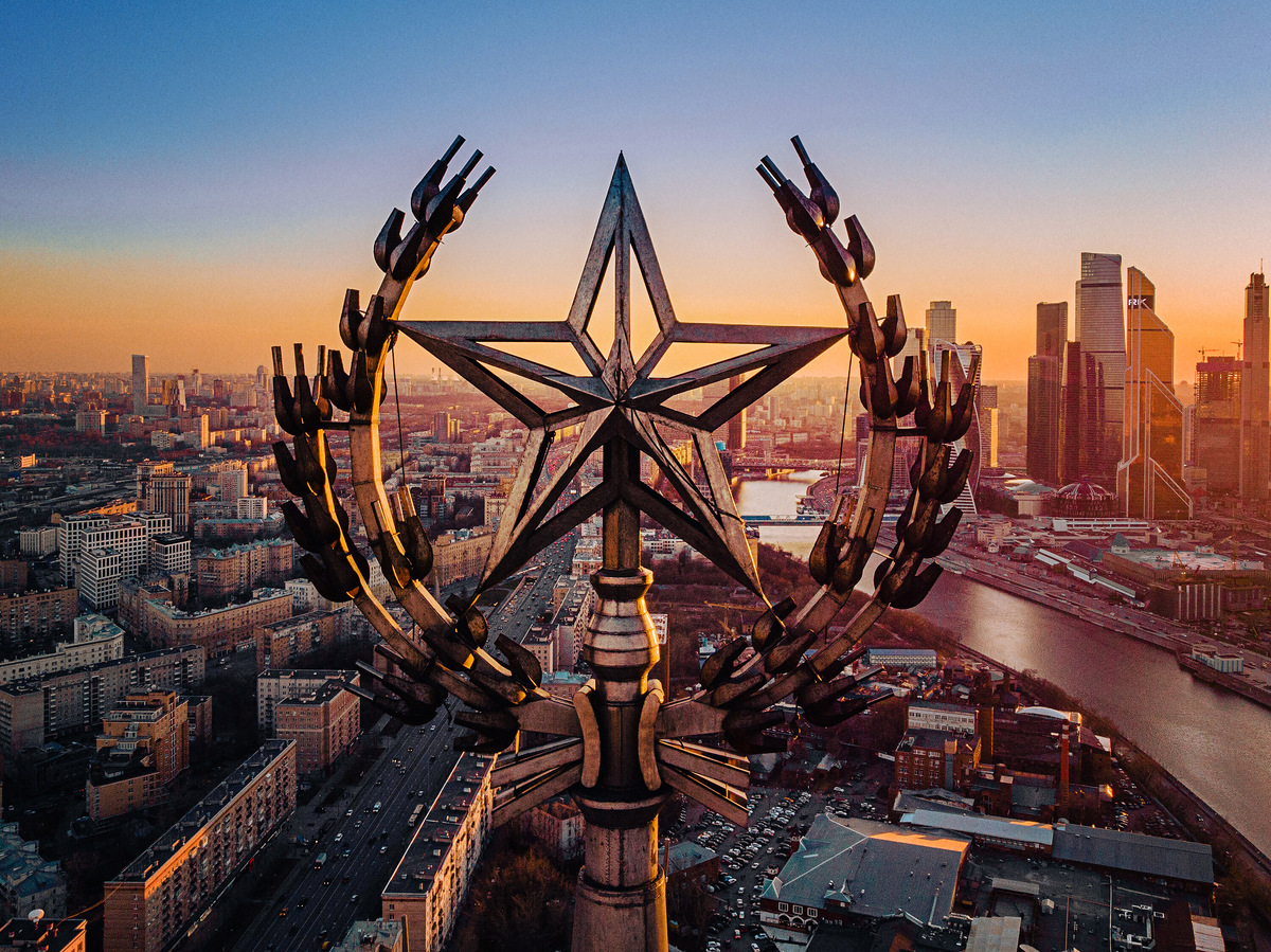 План возвести восемь высоток хотели реализовать не просто так. Одно здание — одно столетие Москвы. Но проект оказался слишком дорогой, к тому же Сталин, автор этой идеи, ушёл из жизни. Фото: Maria Solontseva / Shutterstock / Fotodom