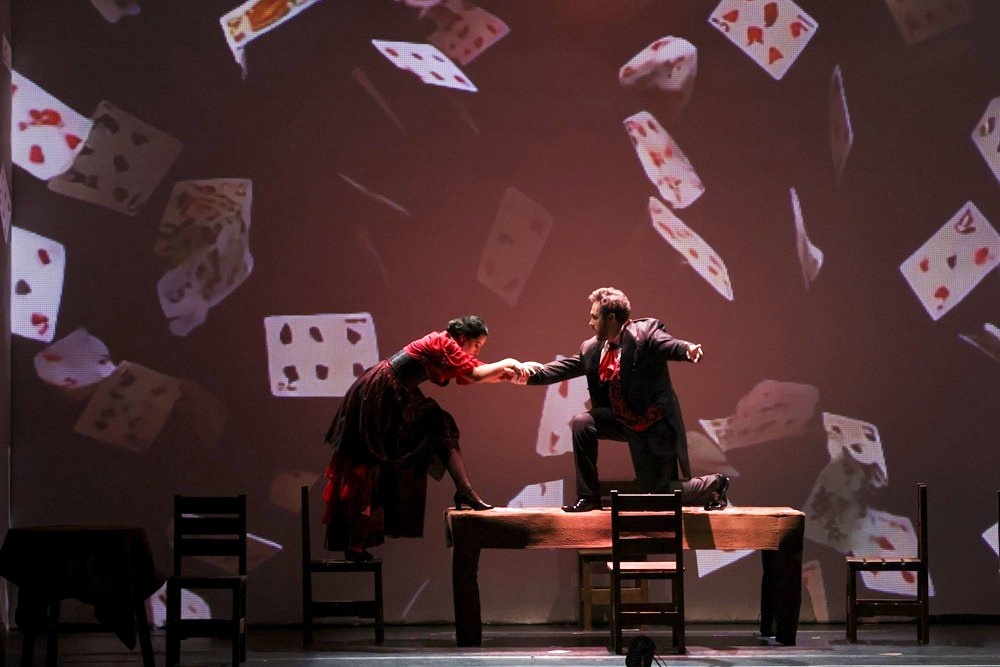    В спектакле всё строится на одержимости игрой, которая требует разорить и уничтожить. / Татьяна Спиридонова / Большой театр