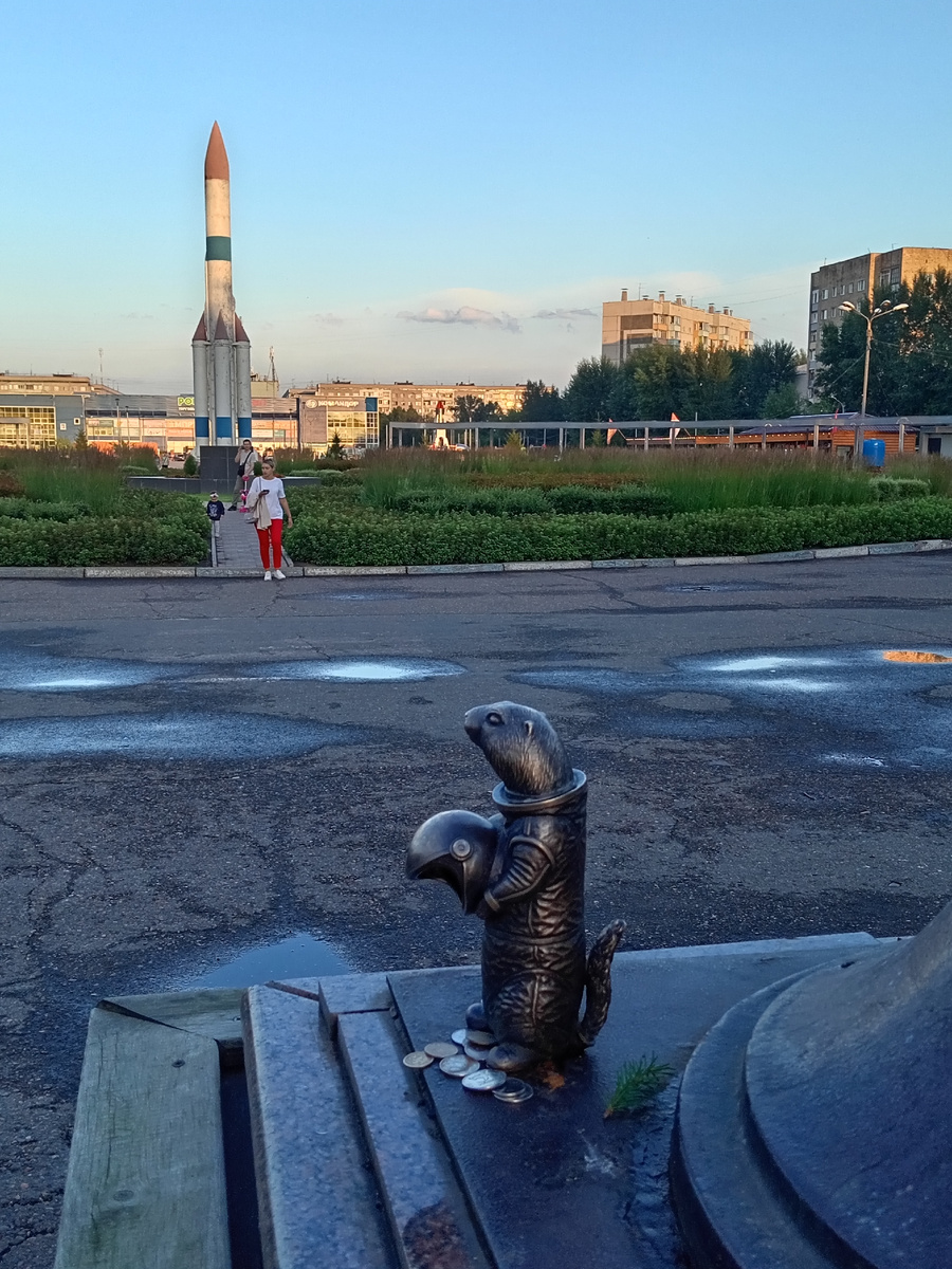 Шлем в лапках