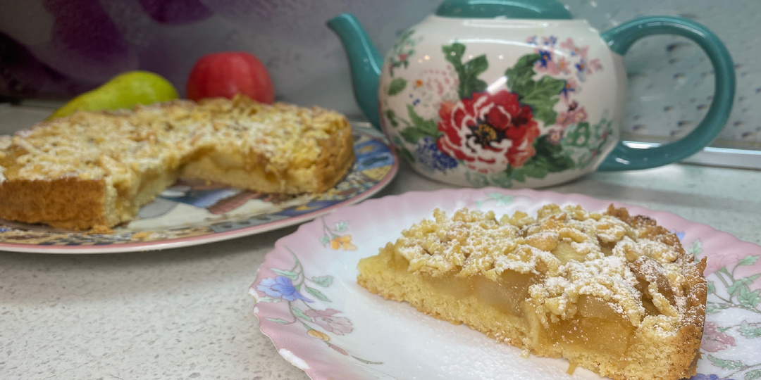 Вкусный пирог из песочного теста с яблоками и грушами.