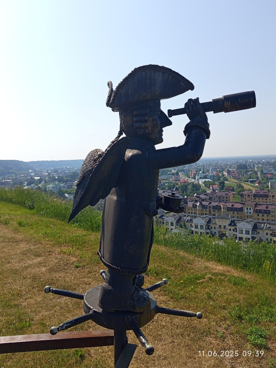 В Кремле, недалеко от смотровой площадки. Листайте