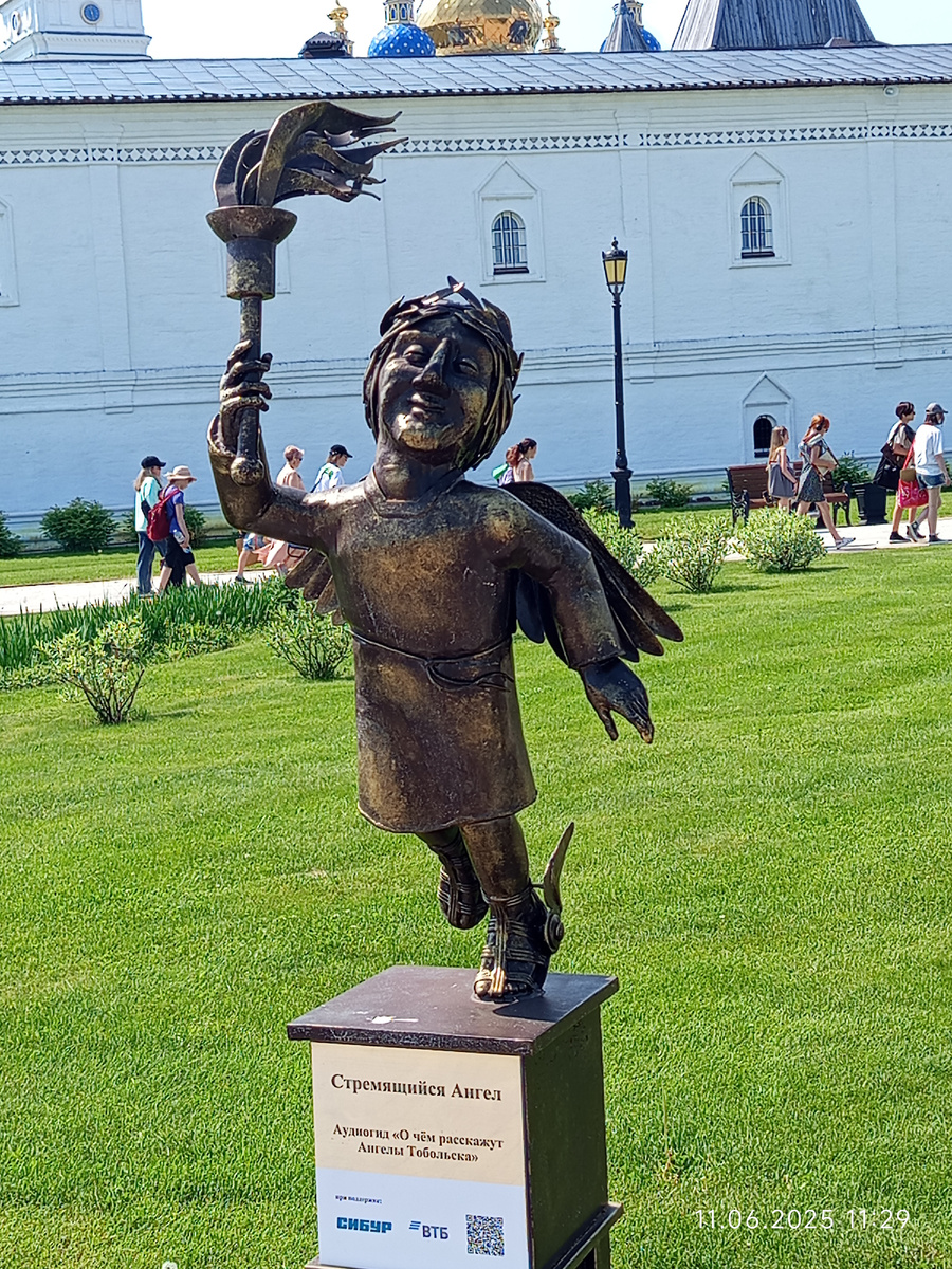 А этот, прямо напротив наших окон в "Опочивальнях"