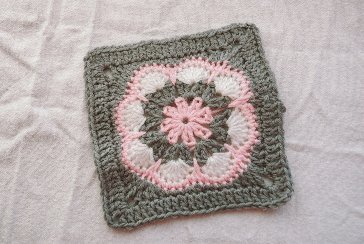 Бабушкин квадрат крючком