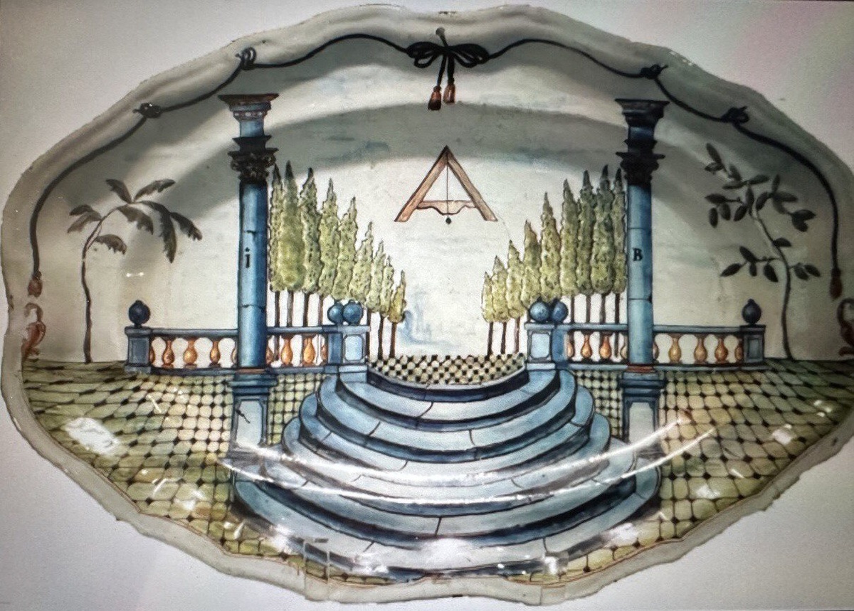 Блюдо с масонской символикой и колоннами храма Соломона.