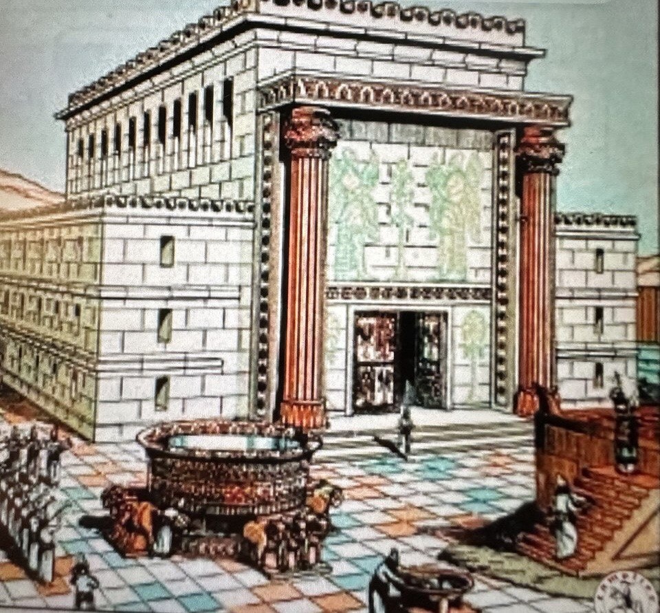 Изображение храма, на котором виден медный чан. Это был фонтан, как важный элемент ландшафта храма. Характерный элемент храма Соломона - колонны- Боаз и Яхин. По преданию, у этих колонн убили финикийского мастера Хирама. Предметами убийства были : отвес, транспортир и циркуль.