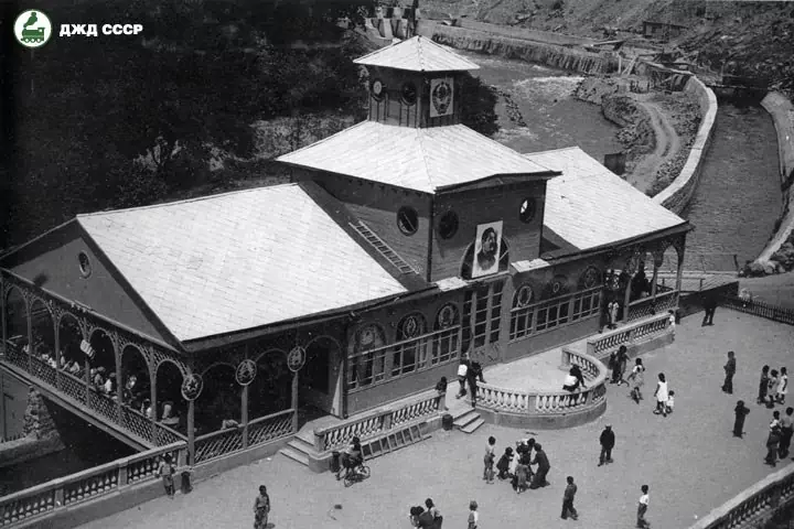 Первое вокзальное здание станции Айреник, деревянное. Фото 1939 г. Источник