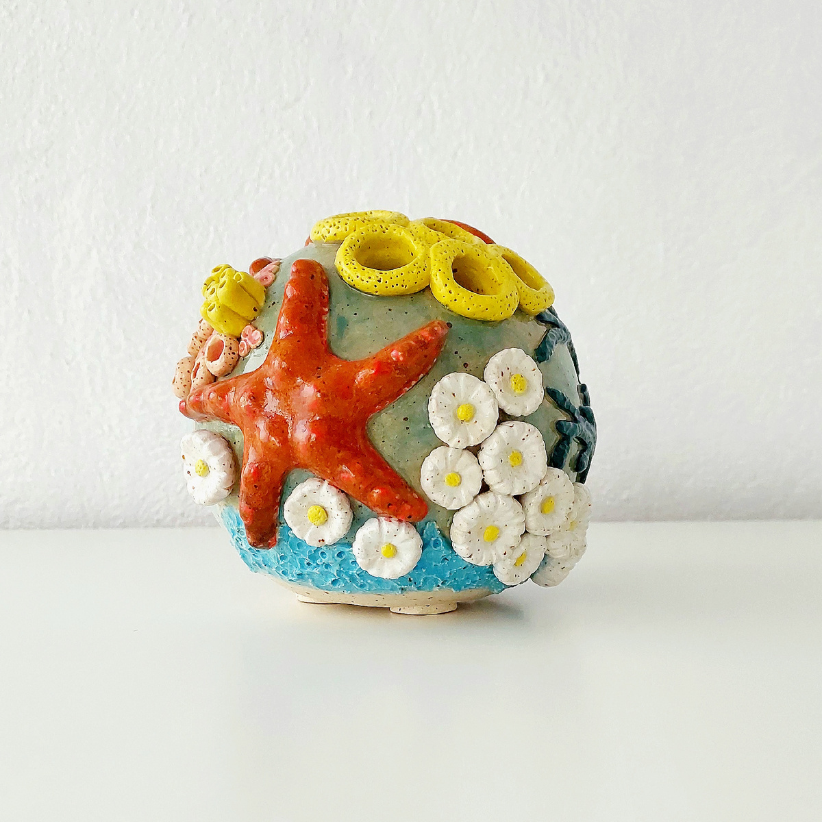 Ваза с обитателям кораллового рифа. Очень много объёмных налепов.