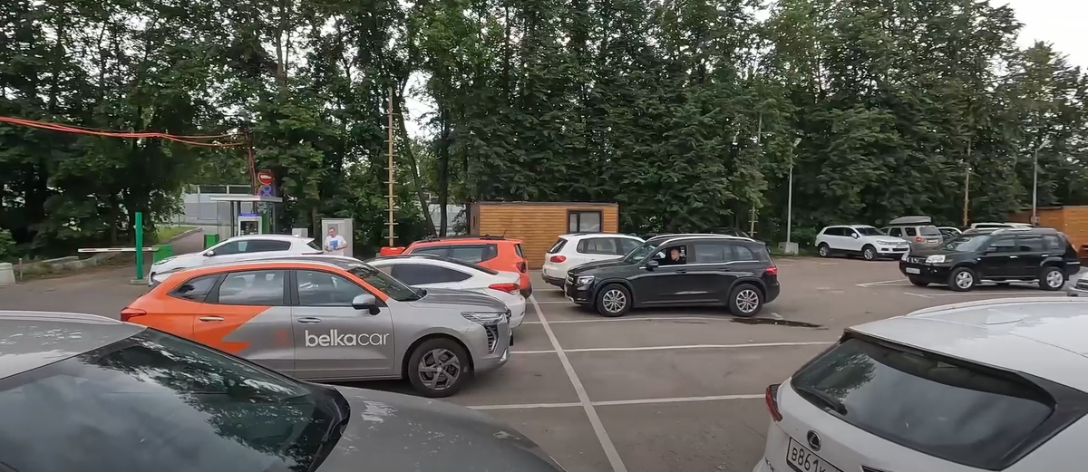 парковка гостевая но мест мало в выходные и праздничные дни места сложно будет найдти