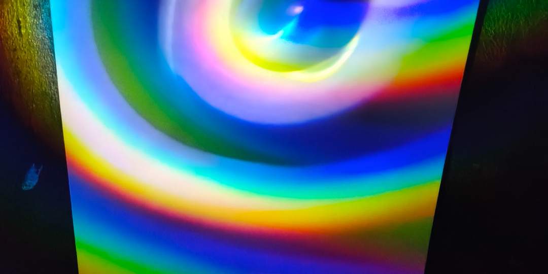 Фонарик, лазерный диск и лист бумаги.