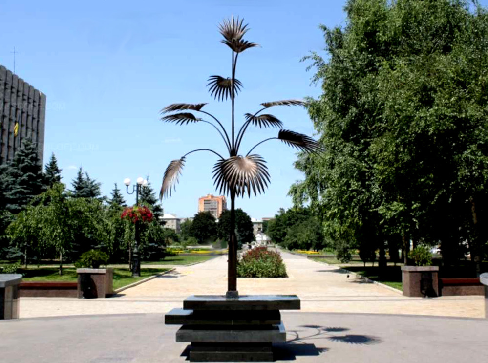 «Пальма Мерцалова» на бульваре Пушкина в Донецке. 