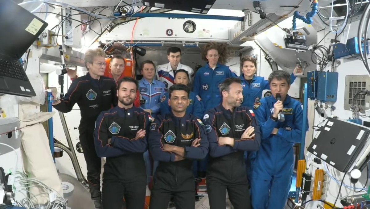 Скриншот трансляции.  Речь держит командир станции - японец Такуя Ониси.