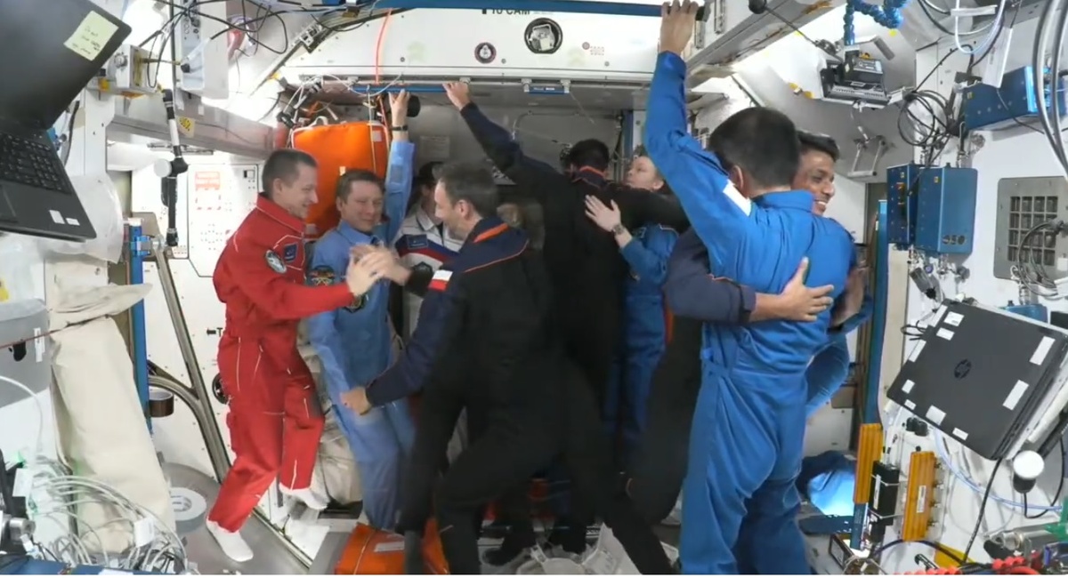 Объятия друзей. Скриншот трансляции.