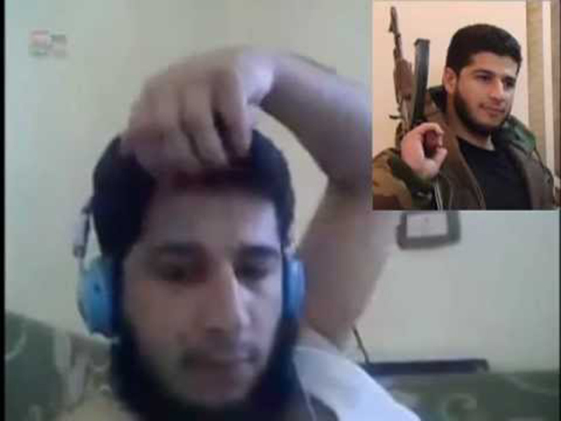 Герой антиасдовского сопротивления демонстрирует свои околополитические возможности сирийским женщинам.