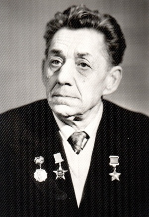 Владимир Николаевич Максаков (1923—1993) — советский танкист-ас, командир танковой роты в годы Великой Отечественной войны. Герой Советского Союза (1944). За годы войны на боевом счету командира Т-34 гвардии лейтенанта В. Н. Максакова 18 уничтоженных танков противника, в том числе три «Тигра»