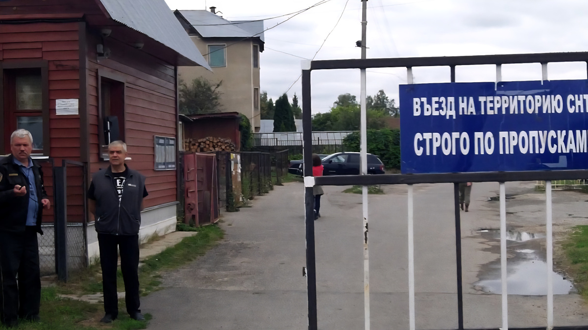 Вот перечень самых распространённых нарушений, которые допускают недобросовестные СНТ:  въезд и выезд на территорию СНТ (установка шлагбаумов и замков на въезде в СНТ, незаконное огораживание соседнего с СНТ земельного участка); необоснованная плата за ремонт и содержание дорог, необоснованная платы за потери электроэнергии, видеонаблюдение, за сервитут, вывоз мусора; ограничение прав граждан в пользовании мест общего пользования (ограничение доступа к водоёмам, лесным массивам, иным природным объектам); ограничение электроснабжения, водоподачи, газоснабжения; введение незаконных штрафов за нарушение локальных актов СНТ (режим передвижения, обращения с животными, разведение огня и т.д.).