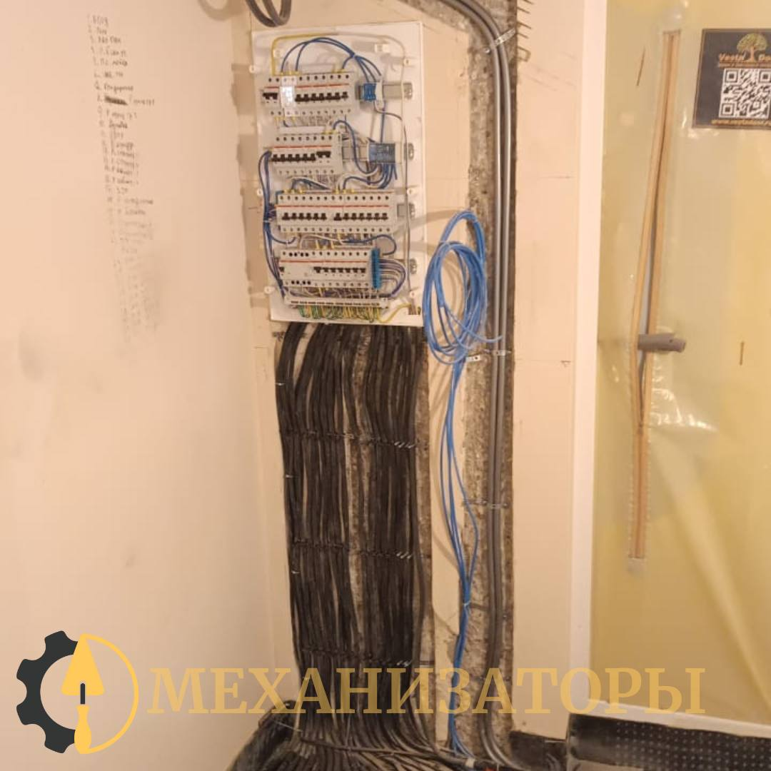 На фото: электрощит в процессе сборки