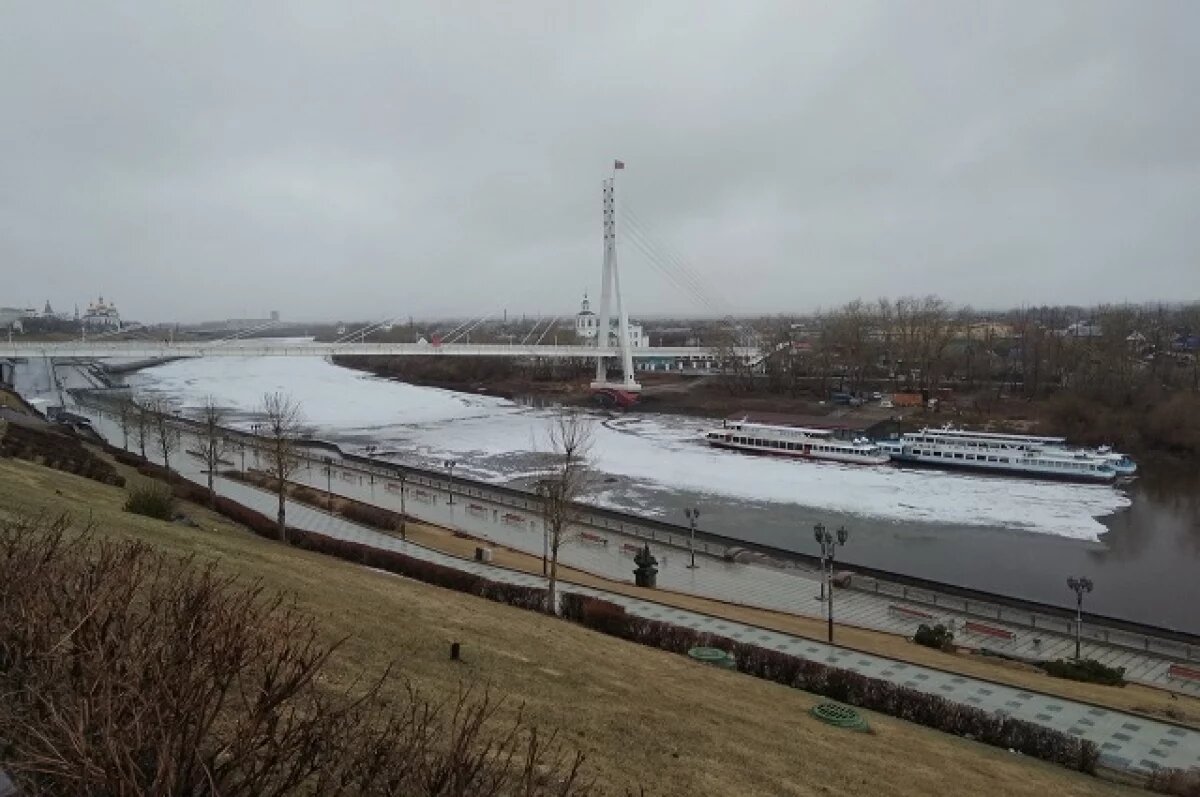    Река Тура в Тюмени продолжает мелеть