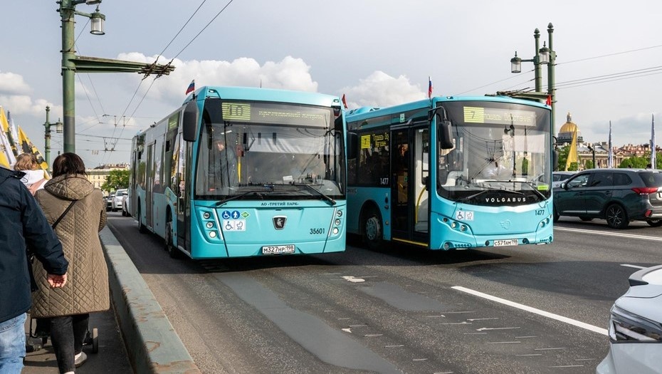    Два лазурных автобуса параллельно едут по Дворцовому мосту. Автор фото: Тихонов Михаил
