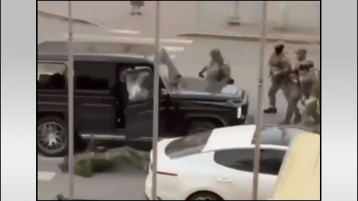    Вырываясь из оцепления, сын главы диаспоры сбил с ног сотрудника ФСБ. Скриншот: видео с ТГ-канала sashakots