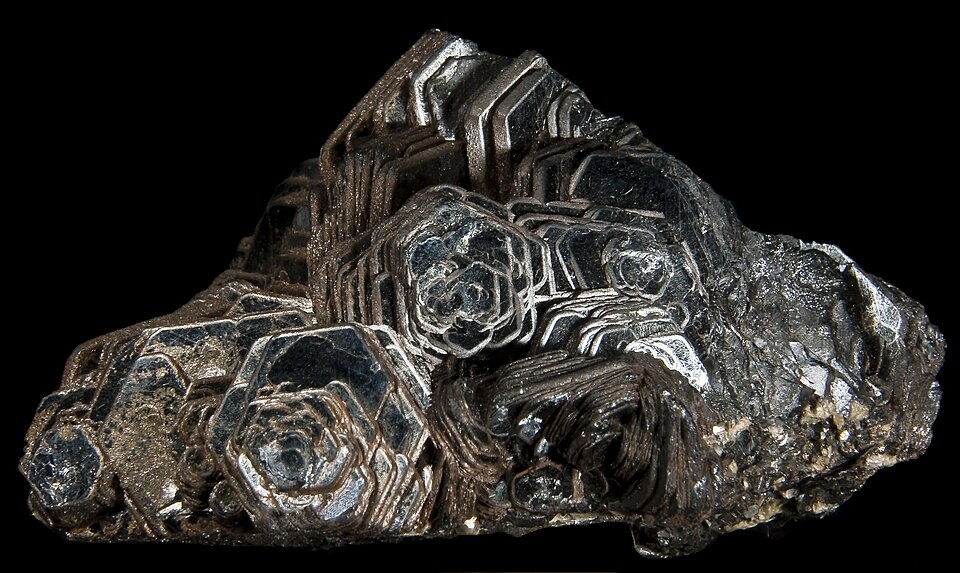 Гематит "Железая роза". Ссылка на фото https://fr.m.wikipedia.org/wiki/H%C3%A9matite