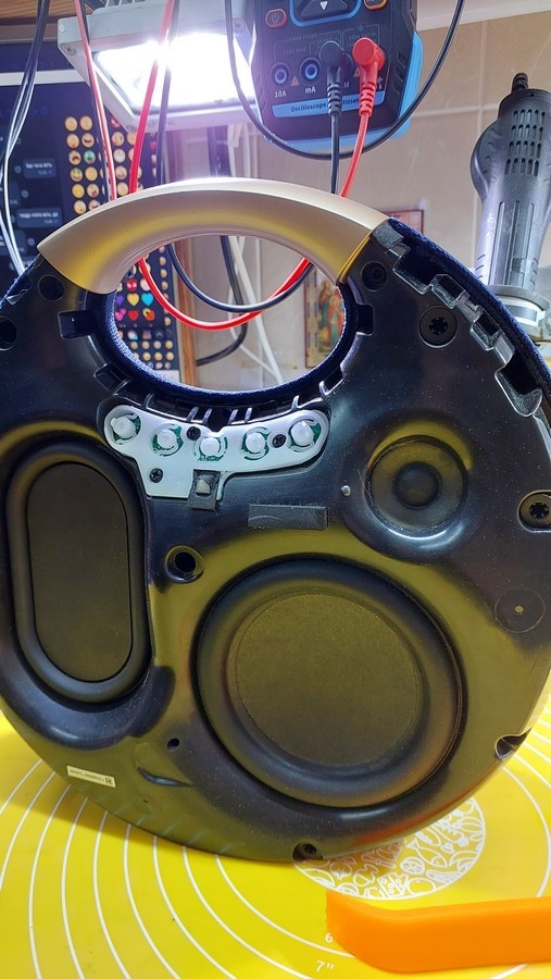 Голенькая, но от этого не менее элегантная колонка во весь рост.