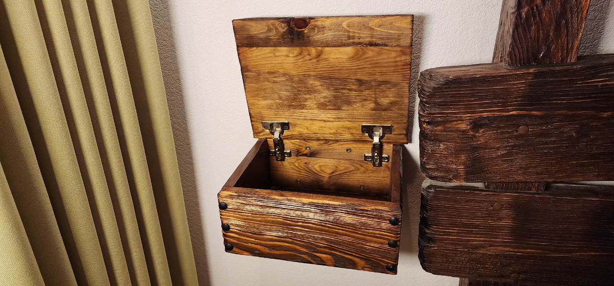 Крышки крепятся на двух петлях-лягушках, очень легко открываются. Не мешают открытию дверией балкона и гардеробной, под ними легко убирать.