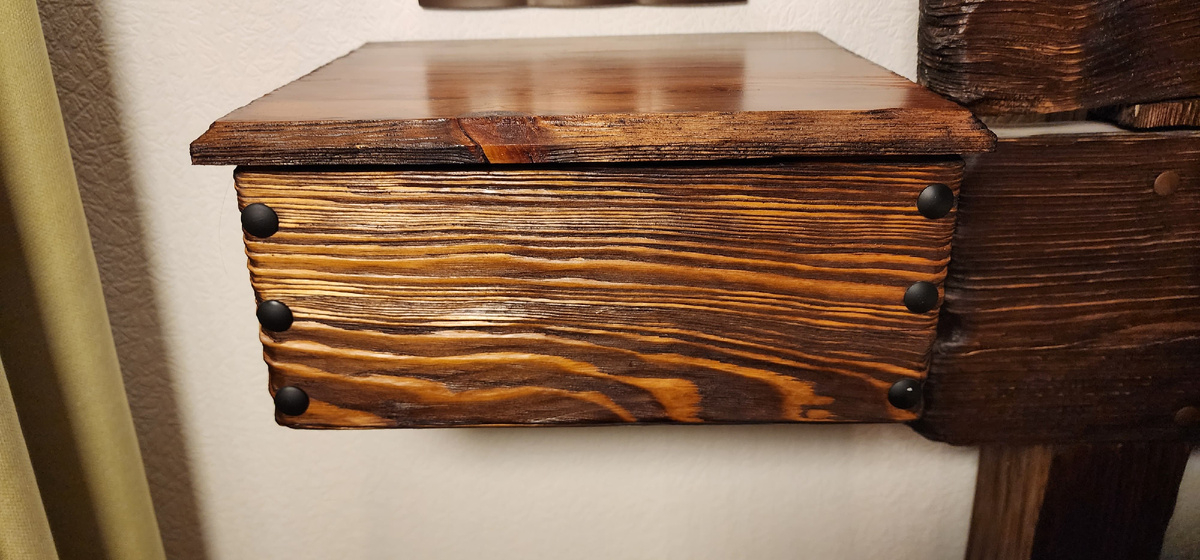 Боковинки забрашированы, горят на свету. Живое красивое дерево.