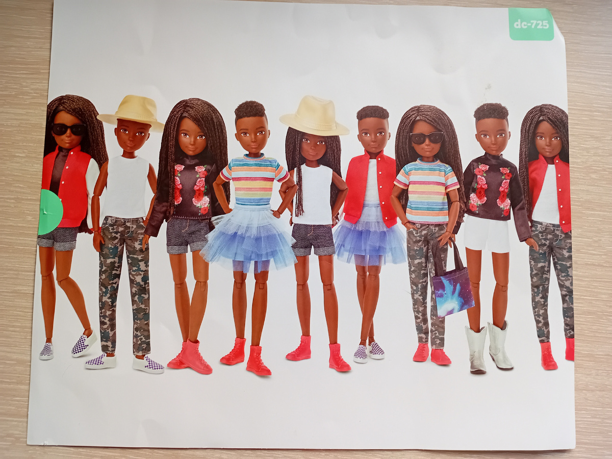 Вкладыш с вариантами одежды. Как по мне- странные образы.