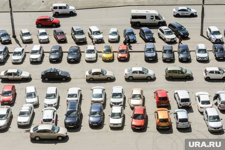 Жители крупного тюменского ЖК не могут воспользоваться собственной парковкой (архивное фото). Фото: Вадим Ахметов © URA.RU