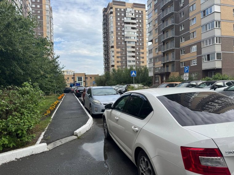 Офисные клерки каждый день ставят машины во дворе тюменского ЖК.
Фото: Читатель URA.RU