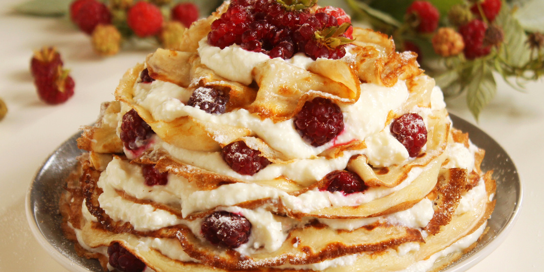 Нежное летнее лакомство: блинный торт с малиной, который хочется съесть весь до последнего кусочка