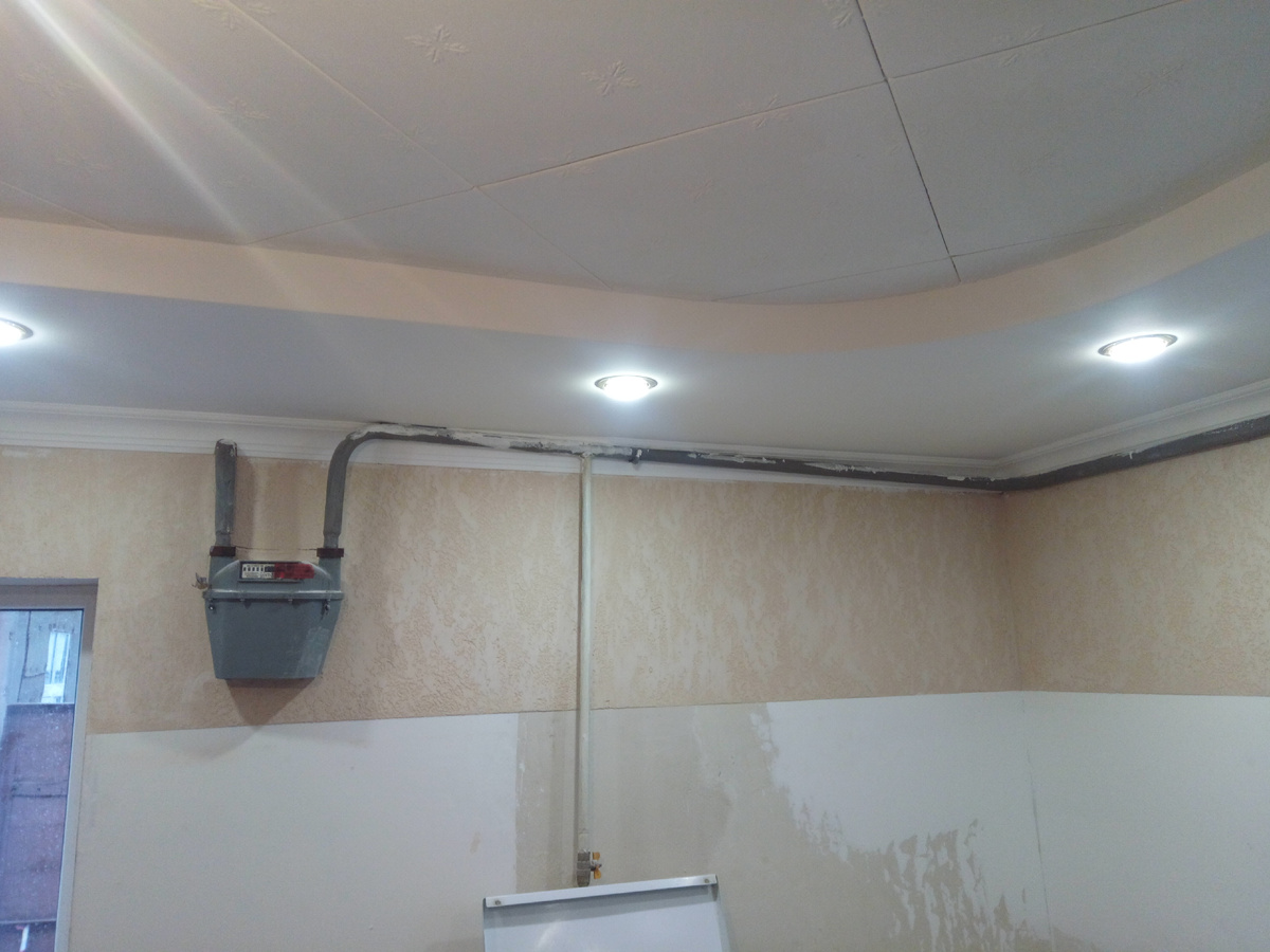 Чтобы не делать лишнюю работу - поверхность под фартук я оставлял не штукатуренной(декоративной штукатуркой))))