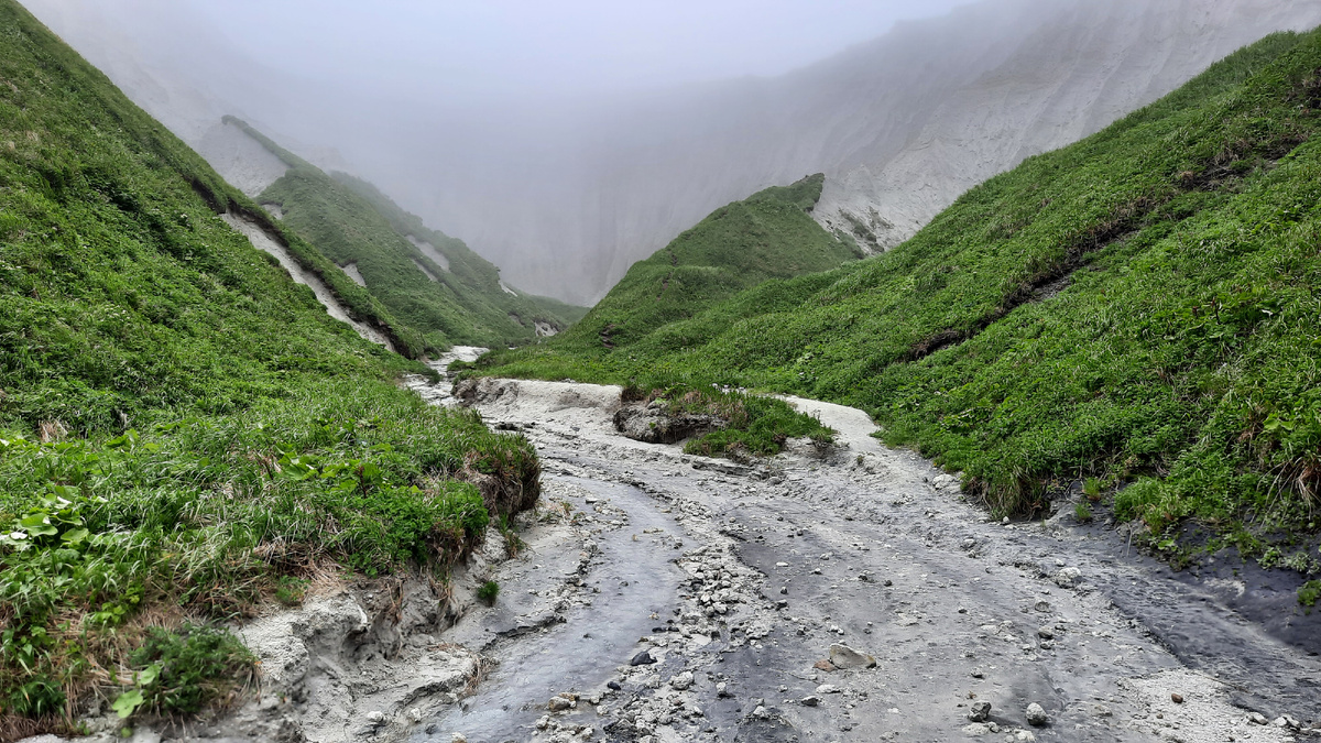 Идти вглубь скал по руслу ручья нужно с осторожностью