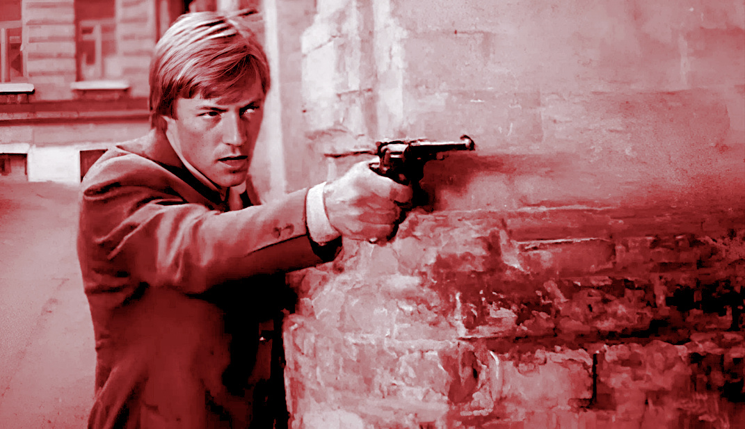 Кадр из многосерийной картины "Рожденная революцией" (1977).